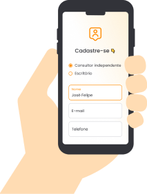 Imagem de uma mão segurando um celular, onde na tela é simulado uma página de cadastro no sistema da Lion Tax
